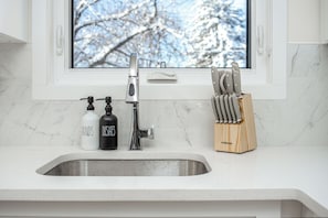 Interior - ✨Central Location | Near Downtown, U of C , Foothills hospital and City Train (Calgary)