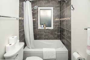 Shower, hair dryer, towels, soap - ✨Central Location | Near Downtown, U of C , Foothills hospital and City Train (Calgary)
