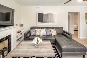 Smart TV, books - ✨Central Location | Near Downtown, U of C , Foothills hospital and City Train (Calgary)