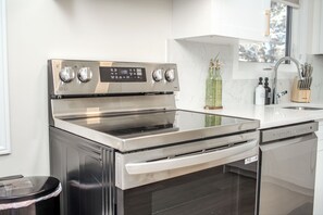 Fridge, microwave, oven, stovetop - ✨Central Location | Near Downtown, U of C , Foothills hospital and City Train (Calgary)