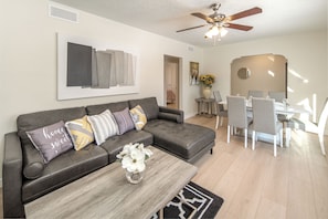 Smart TV, books - ✨Central Location | Near Downtown, U of C , Foothills hospital and City Train (Calgary)