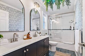 Secador de pelo, toallas, jabón y champú