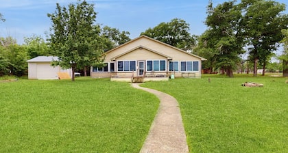 3BR Waterfront Home: Rural & Unique