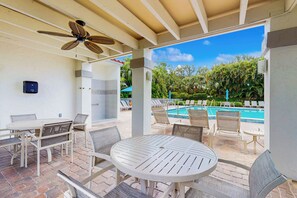 Outdoor dining - < 1 Mi to Beach! Top-Floor Naples Retreat w/ Pool (Naples)
