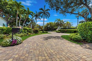 Property grounds - < 1 Mi to Beach! Top-Floor Naples Retreat w/ Pool (Naples)