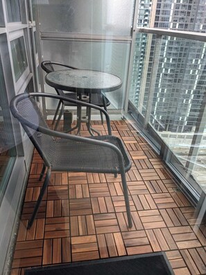 Outdoor dining - Downtown Toronto 2BR/2BA | Unbeatable Lake & City Views | Free Parking! (Toronto)