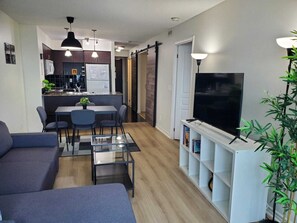 Living area - Downtown Toronto 2BR/2BA | Unbeatable Lake & City Views | Free Parking! (Toronto)