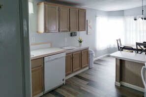 Fridge, microwave, stovetop, dishwasher