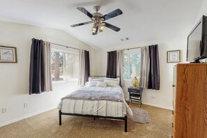 Internet, bed sheets, wheelchair access - 1 Mi to Boat Launch! Lake-View Chiloquin Retreat (Chiloquin)