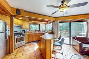 Jääkaappi, mikroaaltouuni, liesi, astianpesukone