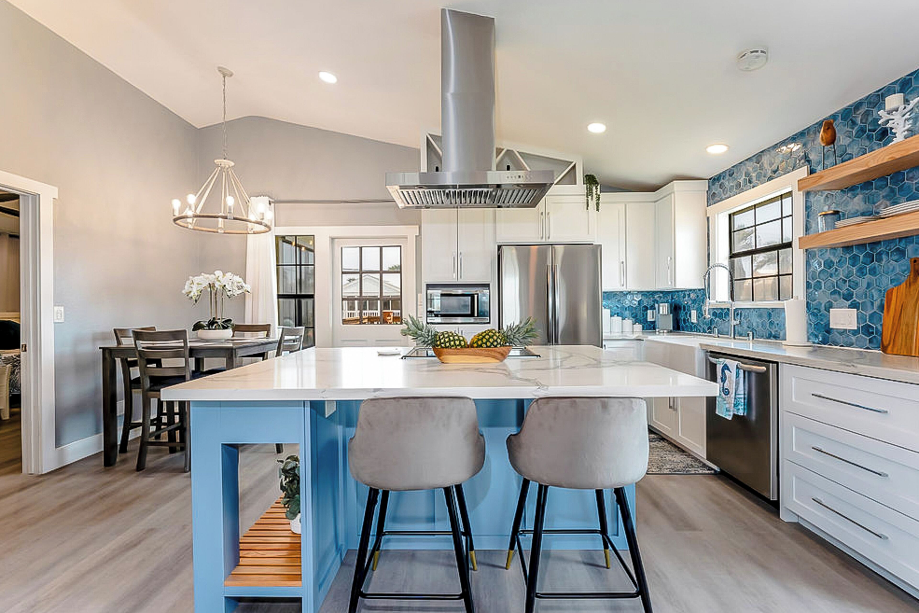 ثلاجة، ميكروويف، موقد طهي مسطح، غسالة أطباق