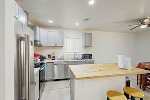 Refrigerador, microondas, parrilla de estufa y lavavajillas