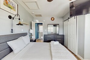 3 bedrooms, desk, iron/ironing board, Internet - 4 Mi to Dtwn: Pet-Friendly Getaway in Phoenix (Phoenix)