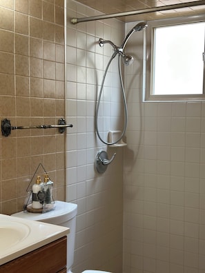Dusche, Haartrockner, Handtücher, Seife