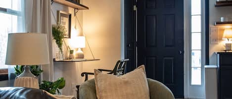 Una Smart TV, una chimenea, libros
