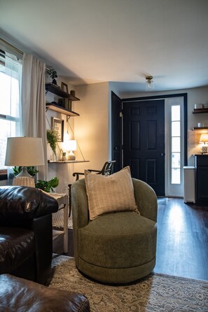 Smart TV, chimenea y libros 