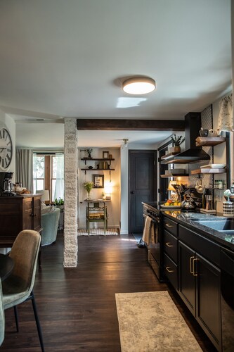 Charming 2BR Cottage · Near Lake Lookout · Wine Tasting Included · Pet Friendly