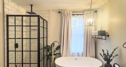 Charming 2BR Cottage · Near Lake Lookout · Wine Tasting Included · Pet Friendly