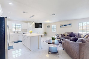 TV - 3BR Dog-Friendly Oasis w/ Large Balcony, W & D (Palmetto)