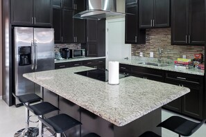 Geladeira, micro-ondas, cooktop, lava-louças