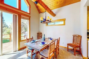 Dining - Gateway to Crater Lake! Resort Retreat w/ Pool (Klamath Falls)