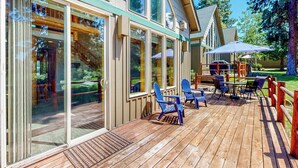 Outdoor dining - Gateway to Crater Lake! Resort Retreat w/ Pool (Klamath Falls)