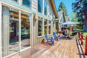 Outdoor dining - Gateway to Crater Lake! Resort Retreat w/ Pool (Klamath Falls)