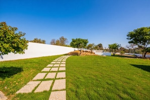 Property grounds - Single story villa, private pool, and walking distance to beach (Fuzeta)