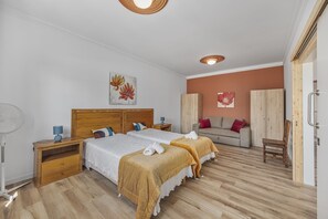 Bügeleisen/Bügelbrett, kostenloses WLAN, Bettwäsche