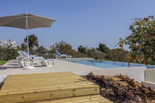 Single story villa, private pool, and walking distance to beach