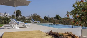 Single story villa, private pool, and walking distance to beach