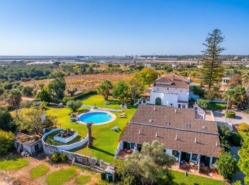 Enjoy relaxed Algarve living in Fuseta with a shared pool and garden views.