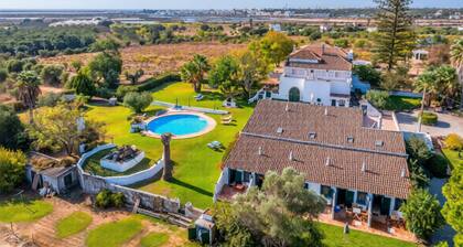 Enjoy relaxed Algarve living in Fuseta with a shared pool and garden views.