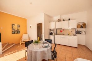 Coffee/tea maker, fridge, microwave, toaster - Enjoy relaxed Algarve living in Fuseta with a shared pool and garden views. (Fuseta)