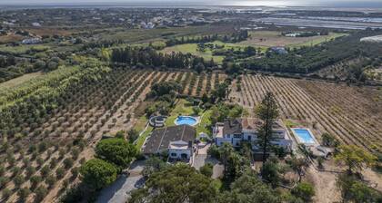 Enjoy relaxed Algarve living in Fuseta with a shared pool and garden views.