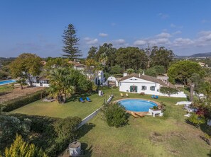 Exterior - Enjoy relaxed Algarve living in Fuseta with a shared pool and garden views. (Fuseta)