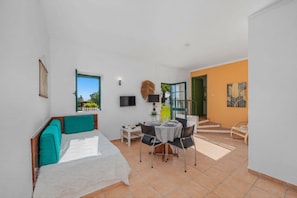 1 bedroom, iron/ironing board, free WiFi, bed sheets - Enjoy relaxed Algarve living in Fuseta with a shared pool and garden views. (Fuseta)
