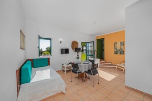 1 bedroom, iron/ironing board, free WiFi, bed sheets - Enjoy relaxed Algarve living in Fuseta with a shared pool and garden views. (Fuseta)