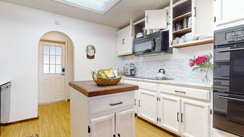 Réfrigérateur, micro-ondes, plaque de cuisson, lave-vaisselle