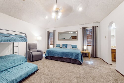 3BR family Home w/ WiFi, Workspace, Laundry