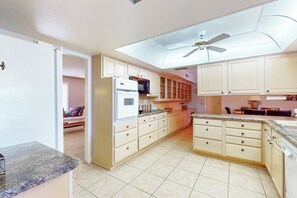 Kühlschrank, Mikrowelle, Herdplatte, Geschirrspüler