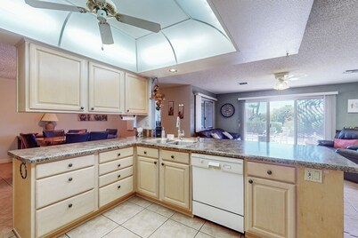 2BR Lovely Home w/ Outdoor Patio & Fire Pit