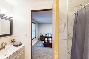 4 slaapkamers, een strijkplank/strijkijzer, reisbedje, internet