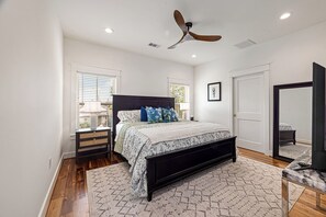 Travel cot, WiFi, bed sheets - Blocks to the Strand and to the Seawall (Galveston)