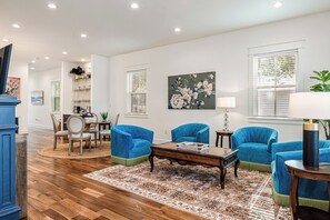 Interior - Blocks to the Strand and to the Seawall (Galveston)