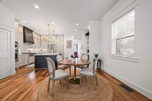 Dining - Blocks to the Strand and to the Seawall (Galveston)