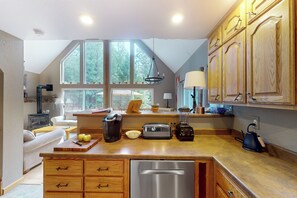 ثلاجة، ميكروويف، موقد طهي مسطح، غسالة أطباق