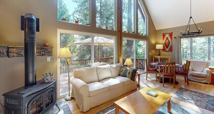 3BR w/ Private Deck, Fireplace & Movie Projector