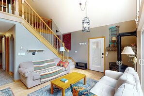 تلفزيون، مدفأة، كُتُب