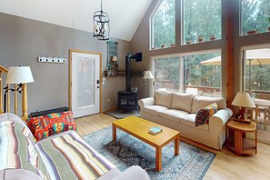 Televisio, takka, kirjoja